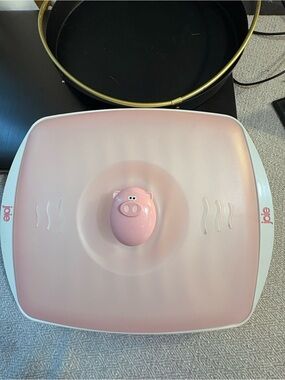 JOIE MSC International 78416 Piggy Microwave Bacon Tray with Splatter Lid Used.